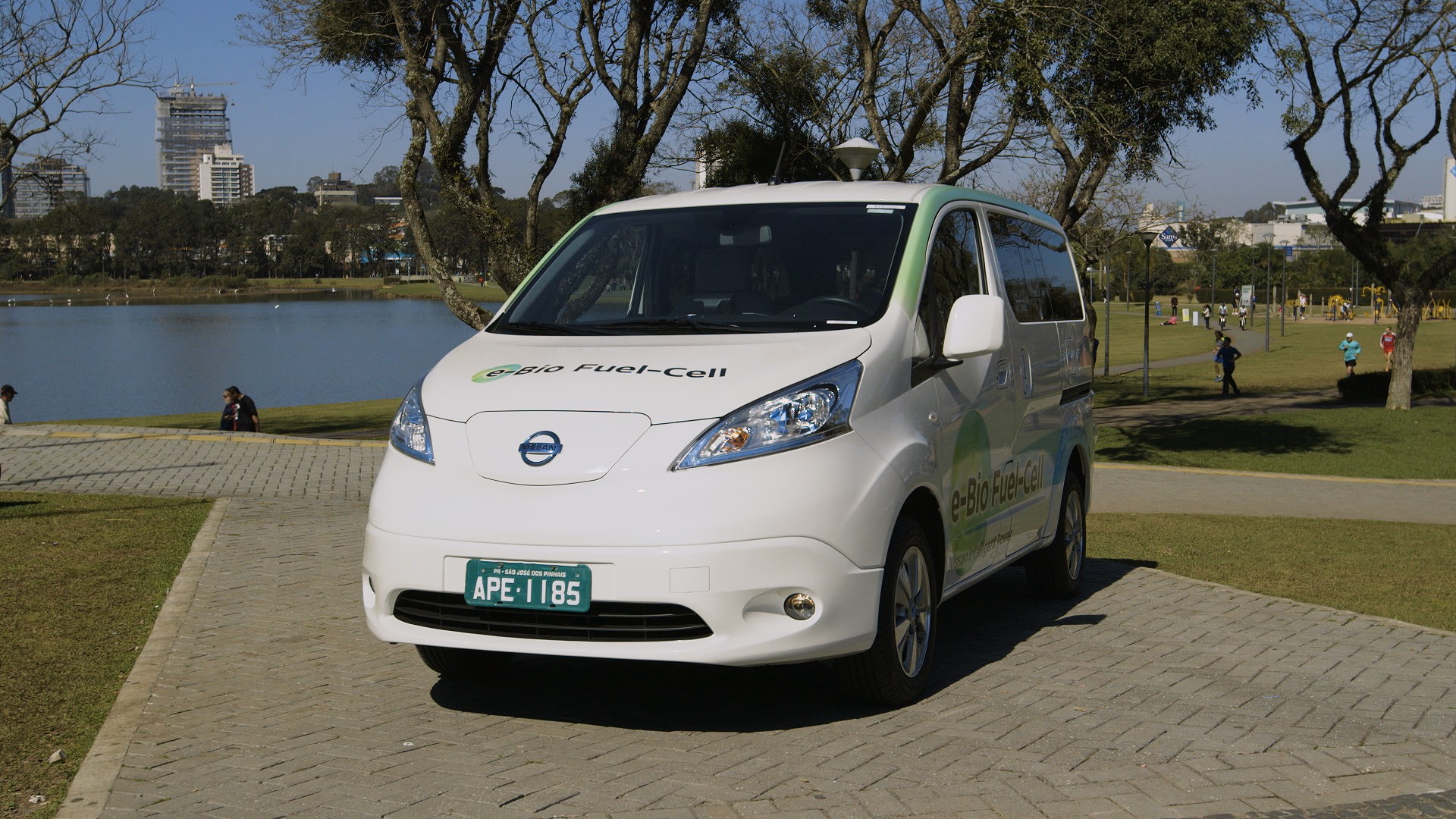 Nissan e-NV200 brandstofcelauto tankt bio-ethanol in Zuid-Amerika. Deze e-Bio Fuel-Cell prototype heeft een actieradius van 600 kilometer.