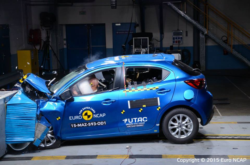 EuroNCAP crashtests in 2015 uitgevoerd met de Renault Espace, Fiat 500X, Mazda2 en Suzuki Vitara.