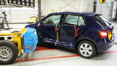 EuroNCAP 2014 test van Suzuki Celerio, Tesla Model S, BMW 2 Serie Active Tourer, Renault Megane facelift, Skoda Fabia en Nissan Pulsar.