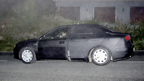 Versterking in het Seat-gamma is onderweg. In het holst van de nacht werden zowel de op de vorige Audi A4 gebaseerde Exeo sedan als de sportieve Ibiza FR op beeld vastgelegd in Itali. En met computer