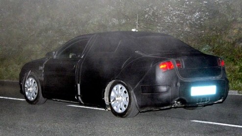Versterking in het Seat-gamma is onderweg. In het holst van de nacht werden zowel de op de vorige Audi A4 gebaseerde Exeo sedan als de sportieve Ibiza FR op beeld vastgelegd in Itali. En met computer