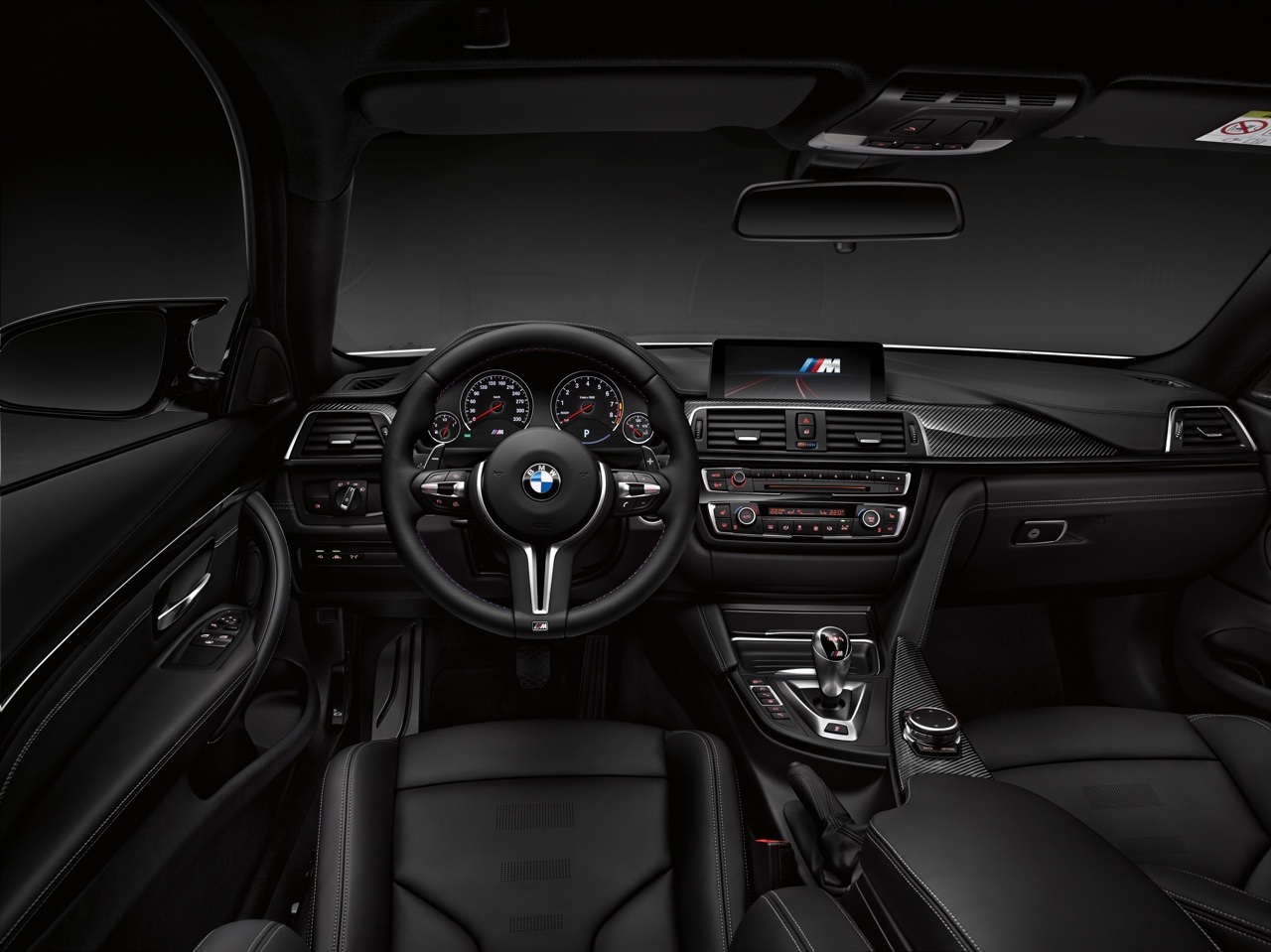 BMW M3 en M4 extra sportief met het nieuwe Competition Package, waarmee de TwinPower Turbo zescilinder 450 pk levert en de carrosserie is verfraaid met Shadow Line en 20 inch M-wielen.