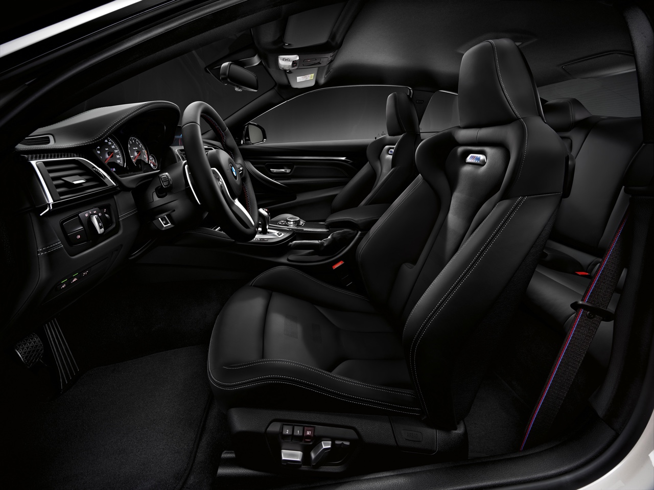 BMW M3 en M4 extra sportief met het nieuwe Competition Package, waarmee de TwinPower Turbo zescilinder 450 pk levert en de carrosserie is verfraaid met Shadow Line en 20 inch M-wielen.