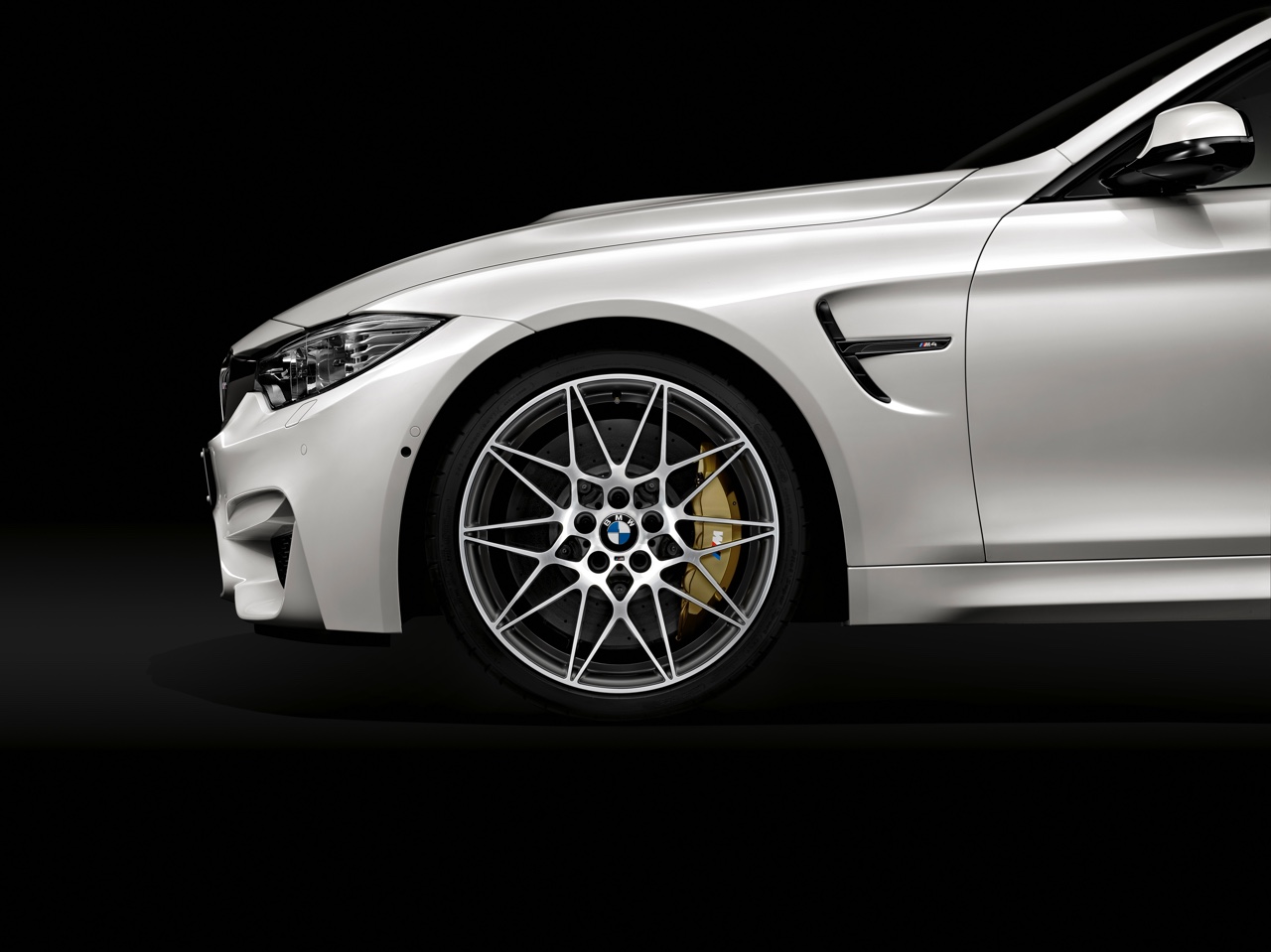 BMW M3 en M4 extra sportief met het nieuwe Competition Package, waarmee de TwinPower Turbo zescilinder 450 pk levert en de carrosserie is verfraaid met Shadow Line en 20 inch M-wielen.