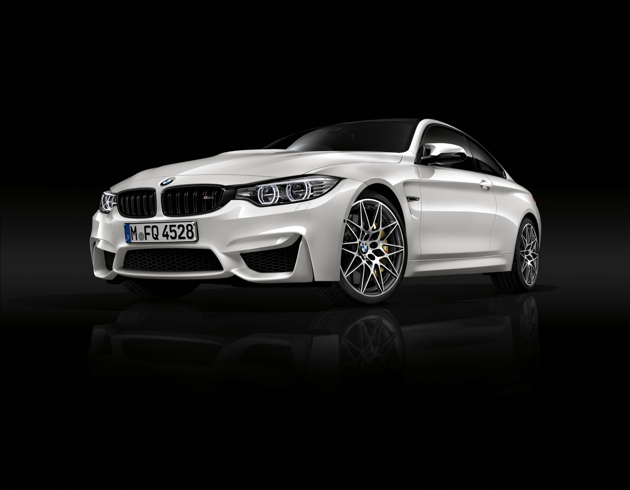BMW M3 en M4 extra sportief met het nieuwe Competition Package, waarmee de TwinPower Turbo zescilinder 450 pk levert en de carrosserie is verfraaid met Shadow Line en 20 inch M-wielen.