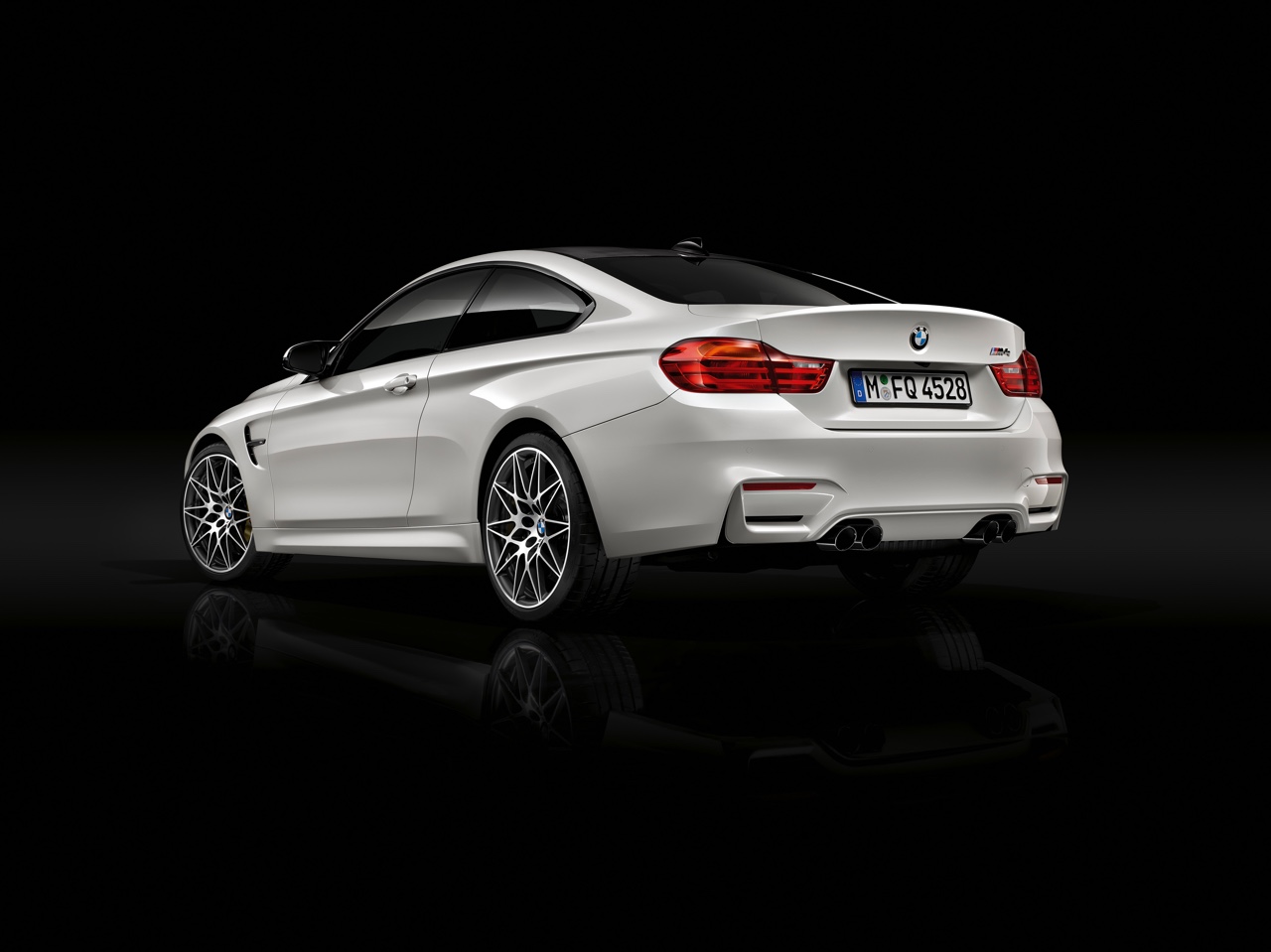 BMW M3 en M4 extra sportief met het nieuwe Competition Package, waarmee de TwinPower Turbo zescilinder 450 pk levert en de carrosserie is verfraaid met Shadow Line en 20 inch M-wielen.