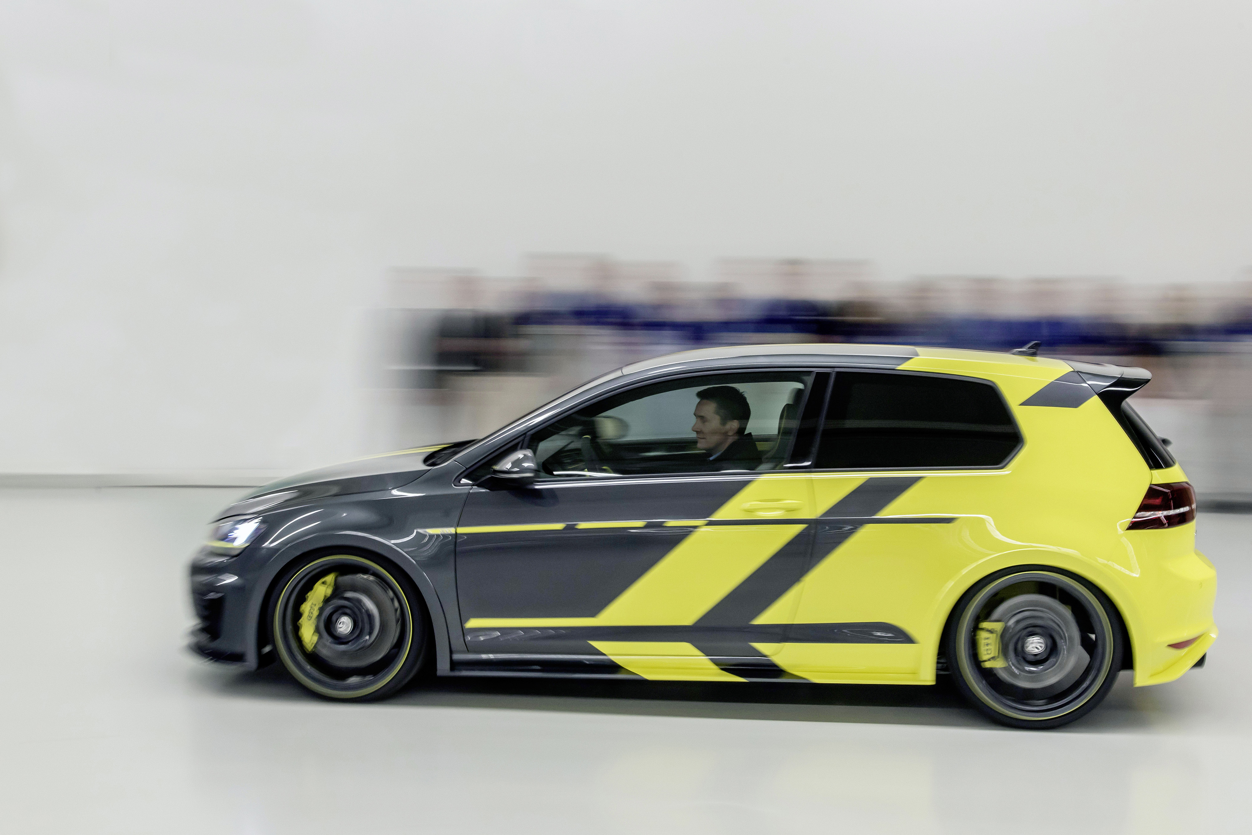 Volkswagen presenteert een aantal extreme conceptcars op Wrthersee. Inmiddels is het ook traditie dat leerling monteurs los mogen gaan op een auto. Dit is het resultaat: de Golf GTI Dark Shine.