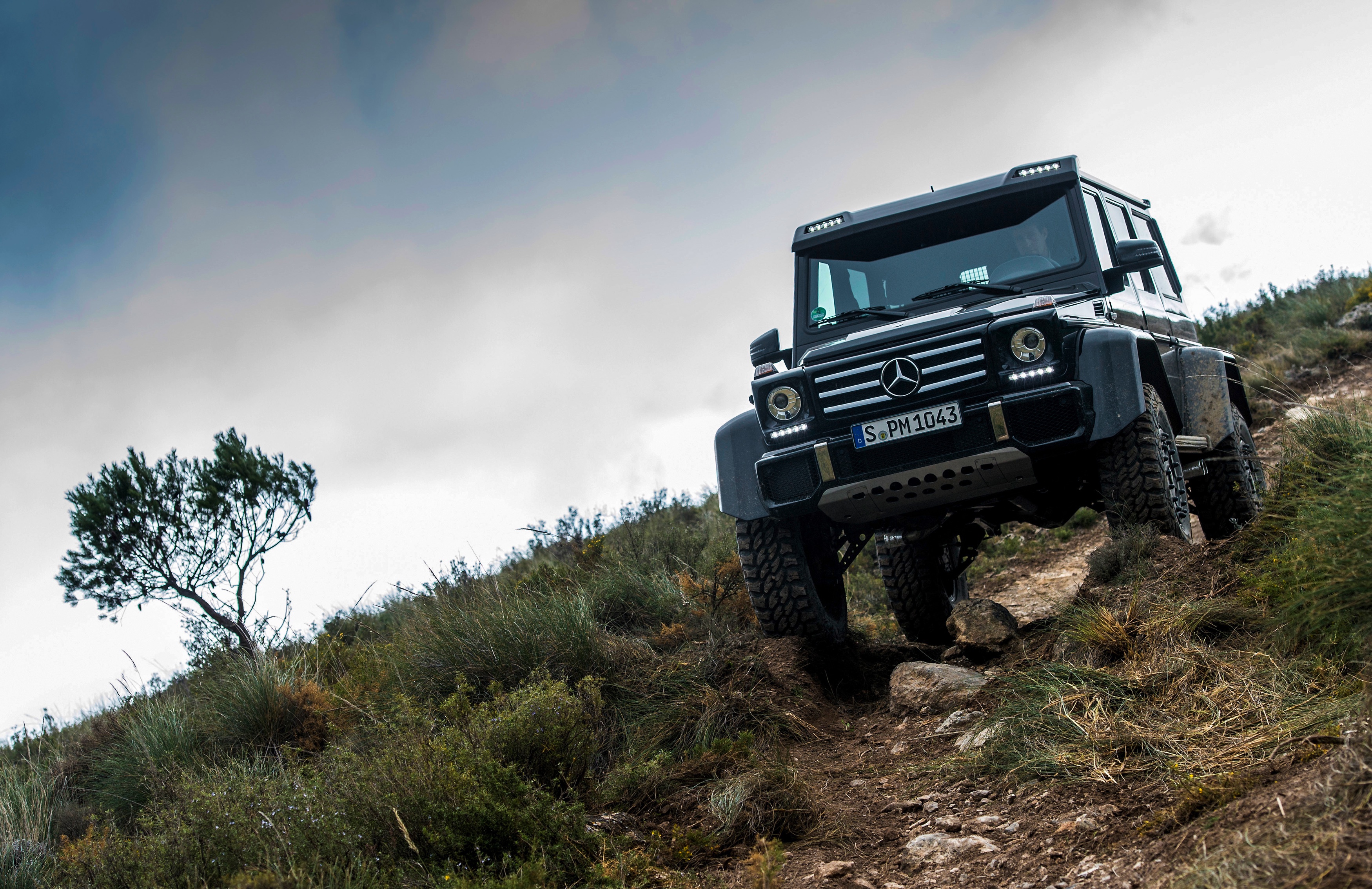 Nieuwe Euro6-motoren zorgen voor iets lagere vanafprijzen voor de Mercedes-Benz G-Klasse. Ook nieuw in de prijslijst is de G500 4x4. De gemiddelde twee-onder-een-kapper kost minder.