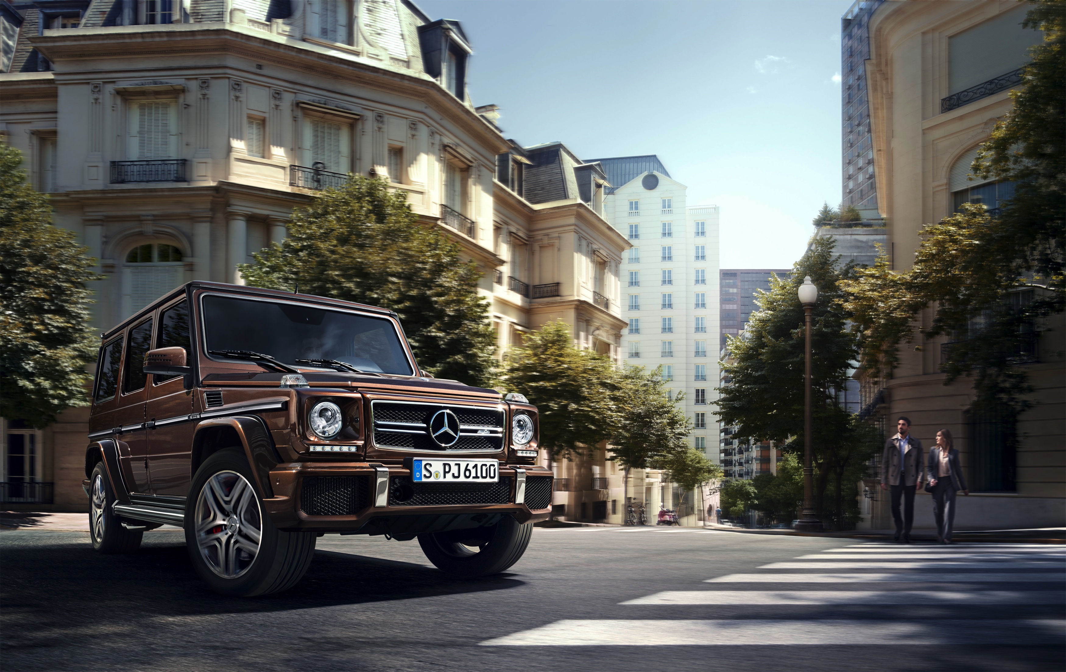 Nieuwe Euro6-motoren zorgen voor iets lagere vanafprijzen voor de Mercedes-Benz G-Klasse. Ook nieuw in de prijslijst is de G500 4x4. De gemiddelde twee-onder-een-kapper kost minder.