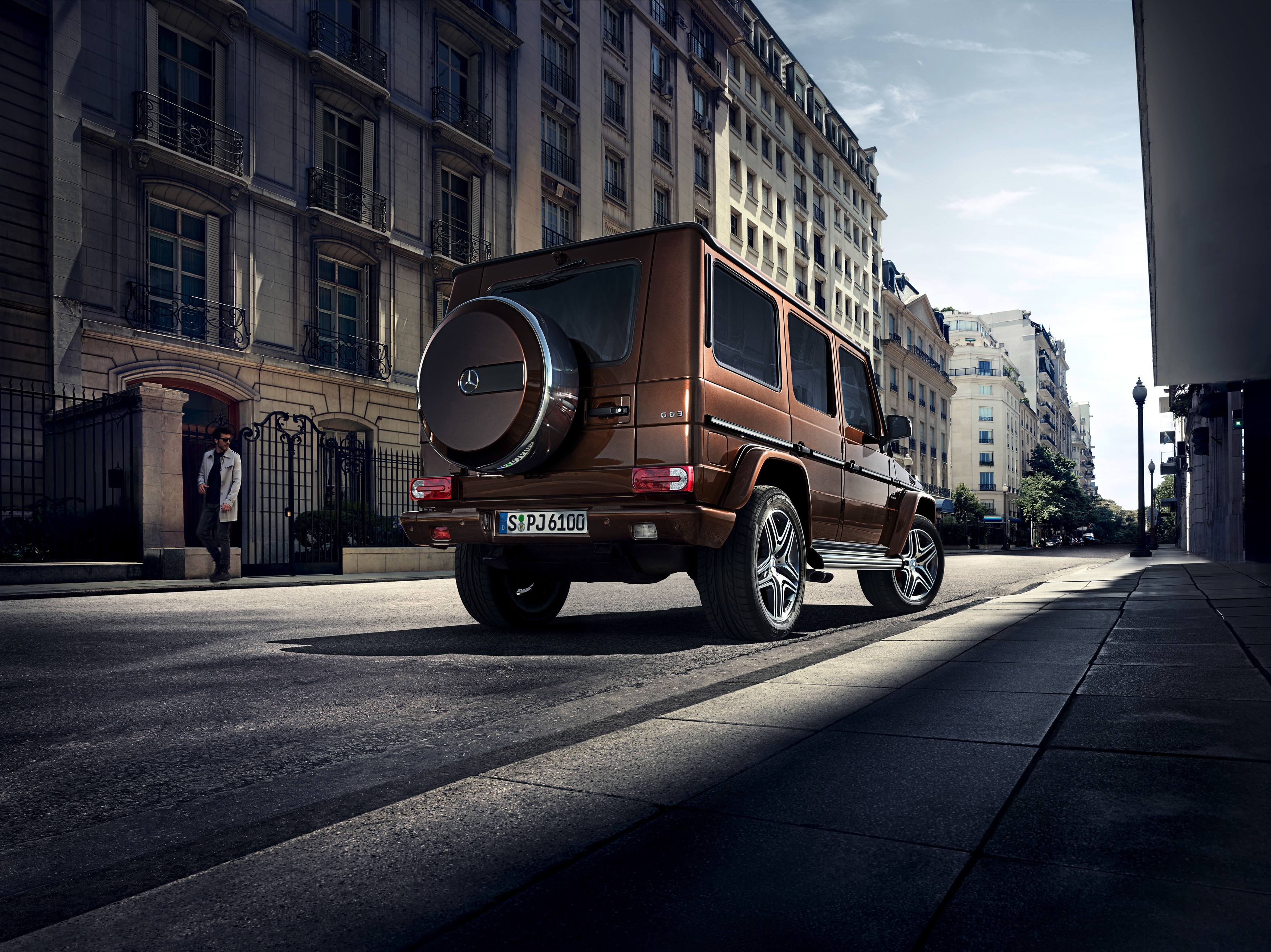 Nieuwe Euro6-motoren zorgen voor iets lagere vanafprijzen voor de Mercedes-Benz G-Klasse. Ook nieuw in de prijslijst is de G500 4x4. De gemiddelde twee-onder-een-kapper kost minder.