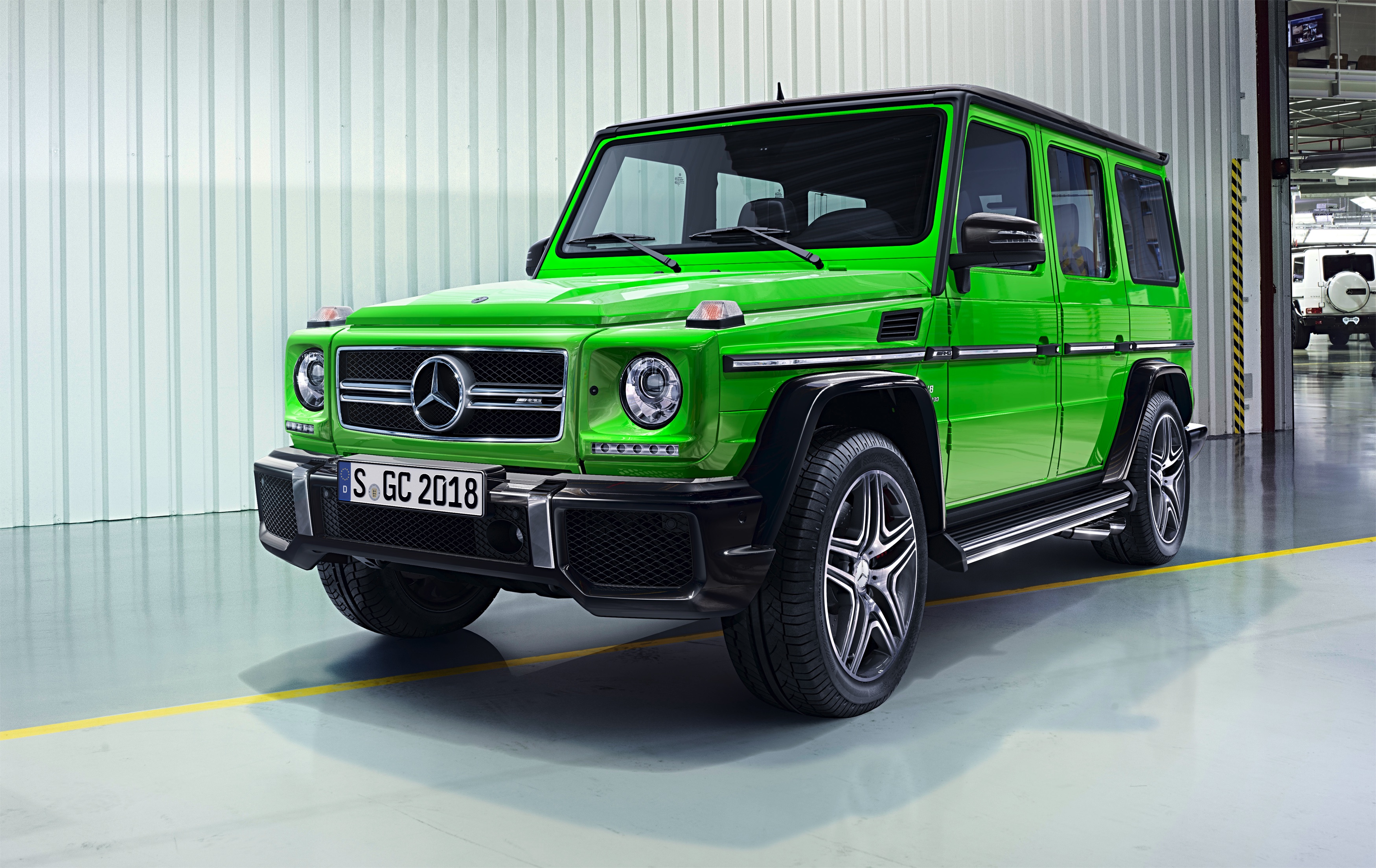 Nieuwe Euro6-motoren zorgen voor iets lagere vanafprijzen voor de Mercedes-Benz G-Klasse. Ook nieuw in de prijslijst is de G500 4x4. De gemiddelde twee-onder-een-kapper kost minder.