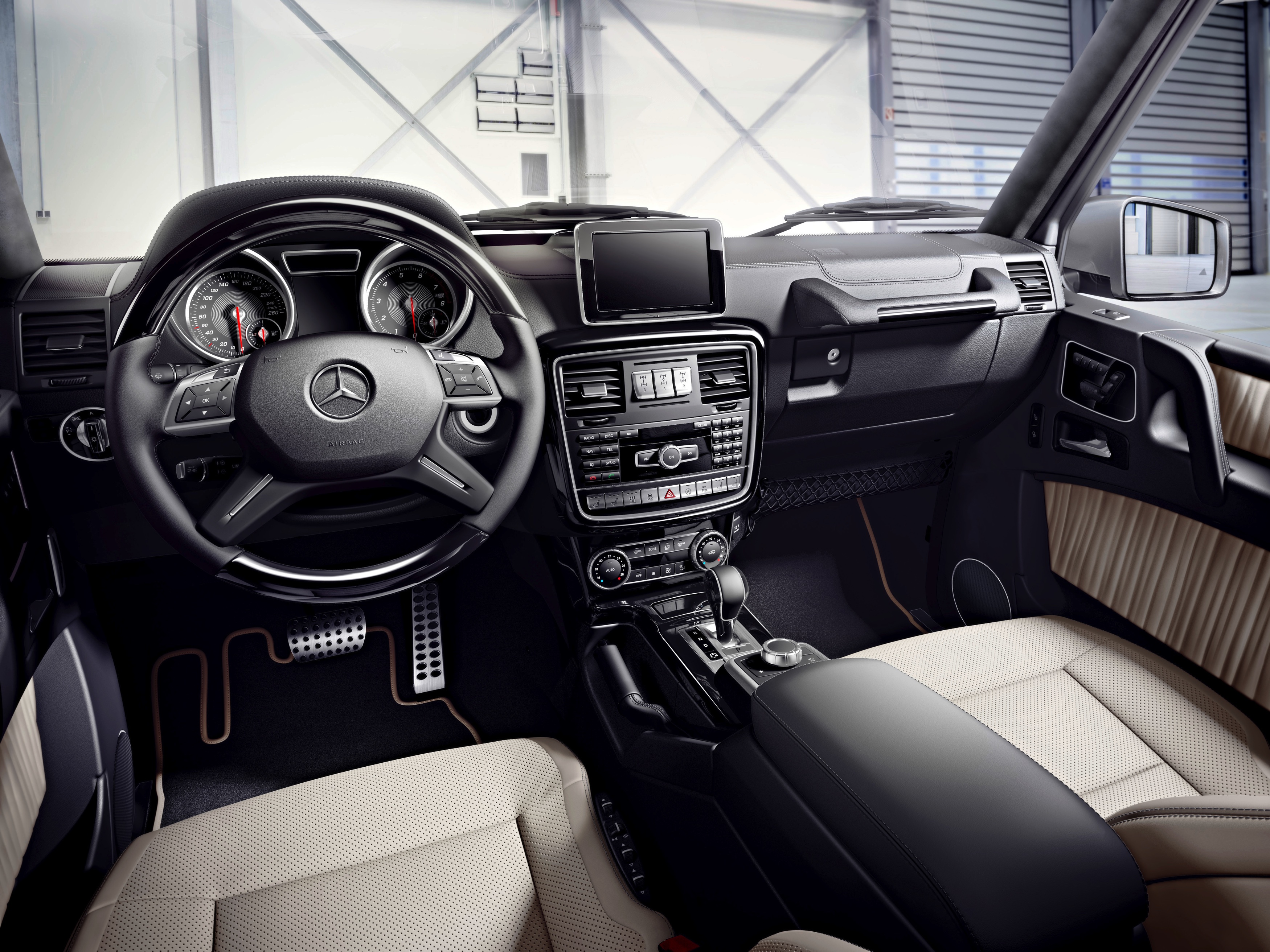 Nieuwe Euro6-motoren zorgen voor iets lagere vanafprijzen voor de Mercedes-Benz G-Klasse. Ook nieuw in de prijslijst is de G500 4x4. De gemiddelde twee-onder-een-kapper kost minder.