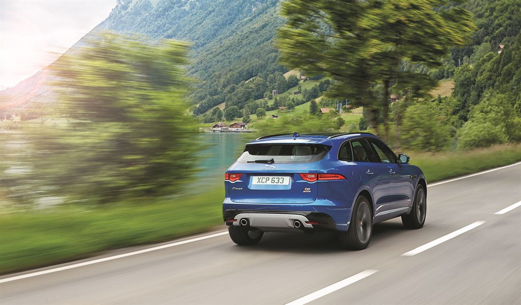 Eerste indruk Jaguar F-PACE tijdens de introductie in Montenegro. AutoVandaag rijdt de eerste kilometers alvorens de SUV in juni bij de dealer staat.