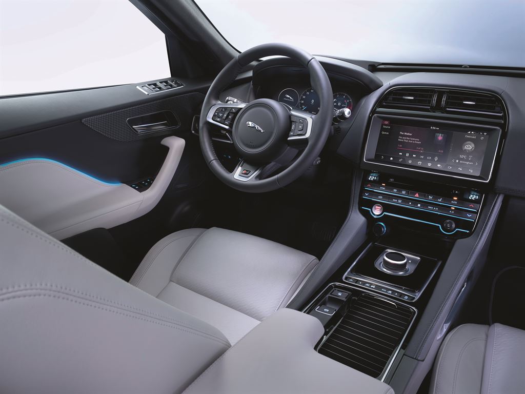 Eerste indruk Jaguar F-PACE tijdens de introductie in Montenegro. AutoVandaag rijdt de eerste kilometers alvorens de SUV in juni bij de dealer staat.