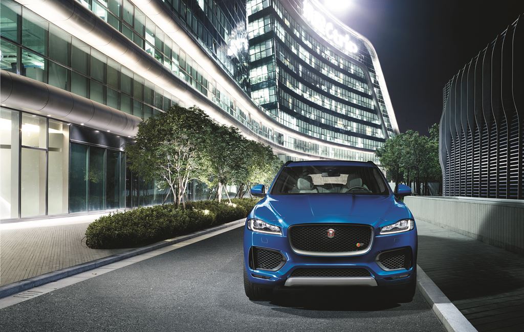Eerste indruk Jaguar F-PACE tijdens de introductie in Montenegro. AutoVandaag rijdt de eerste kilometers alvorens de SUV in juni bij de dealer staat.