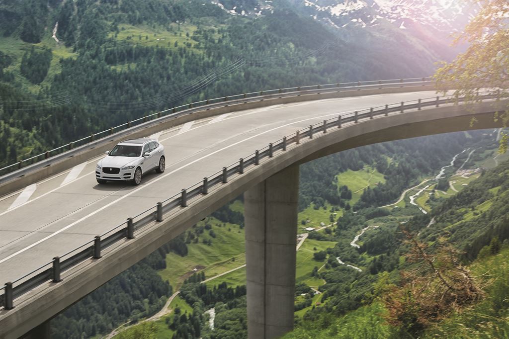 Eerste indruk Jaguar F-PACE tijdens de introductie in Montenegro. AutoVandaag rijdt de eerste kilometers alvorens de SUV in juni bij de dealer staat.