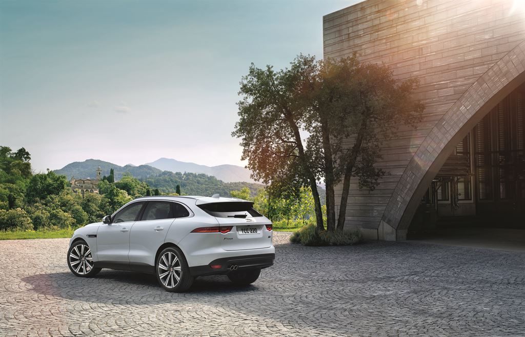 Eerste indruk Jaguar F-PACE tijdens de introductie in Montenegro. AutoVandaag rijdt de eerste kilometers alvorens de SUV in juni bij de dealer staat.