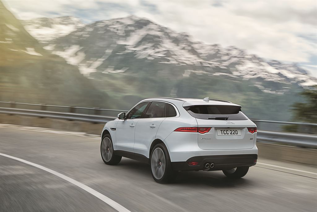 Eerste indruk Jaguar F-PACE tijdens de introductie in Montenegro. AutoVandaag rijdt de eerste kilometers alvorens de SUV in juni bij de dealer staat.