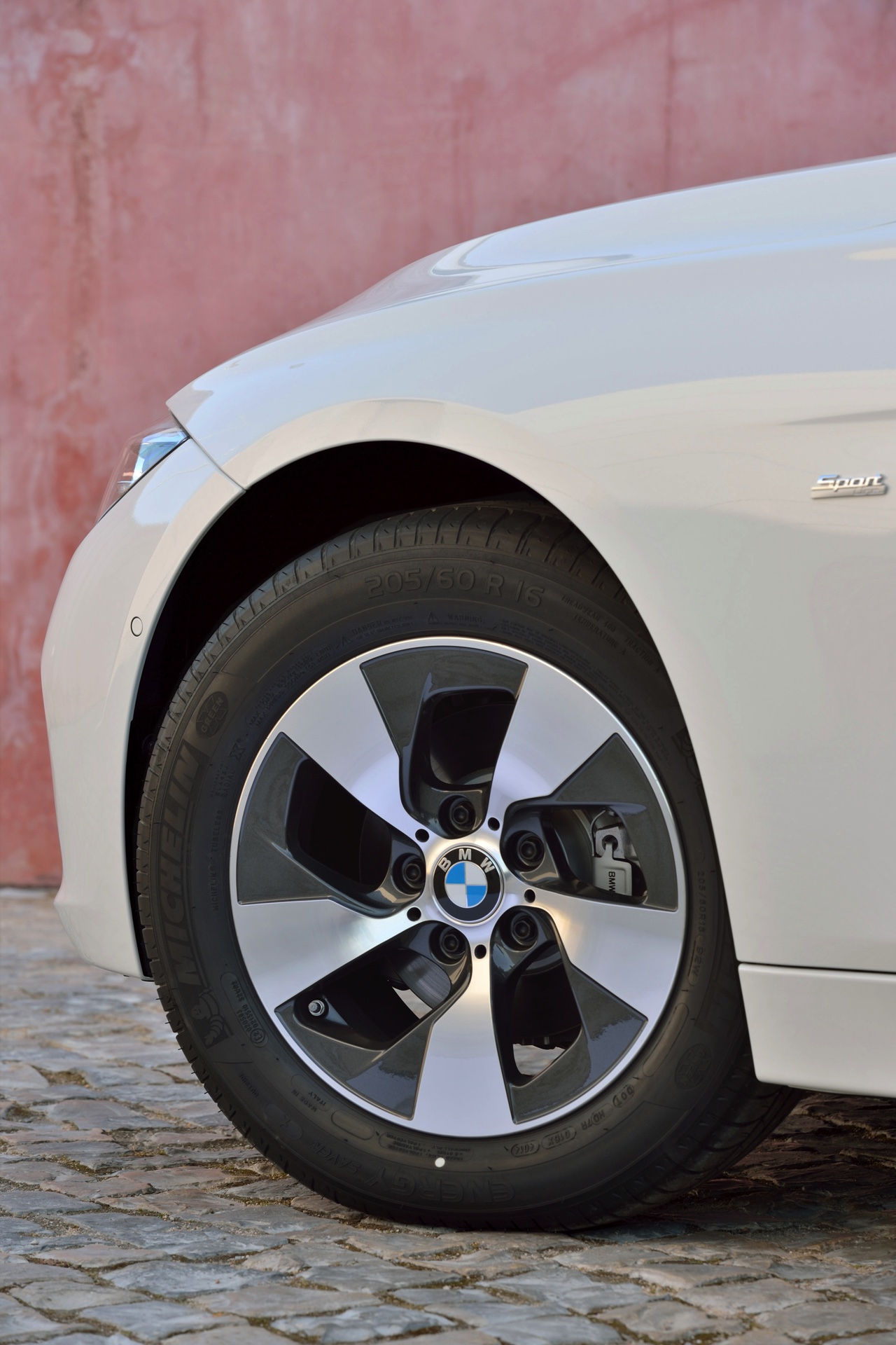 BMW voert 3 Serie LCI facelift door in 2015 en introduceert nieuwe versies met 3 cilinder. Ook verschijnt de 330e in 2016 als plug-in hybride.
