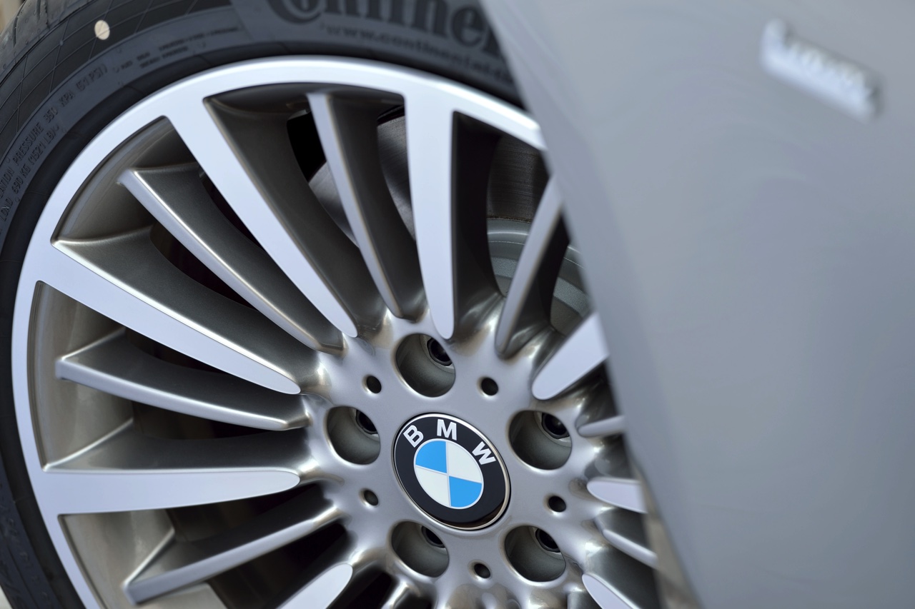 BMW voert 3 Serie LCI facelift door in 2015 en introduceert nieuwe versies met 3 cilinder. Ook verschijnt de 330e in 2016 als plug-in hybride.