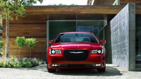 Facelift Chrysler 300 voor 2015 met nieuwe grille en achttrapsautomaat.