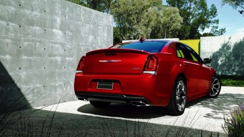 Facelift Chrysler 300 voor 2015 met nieuwe grille en achttrapsautomaat.