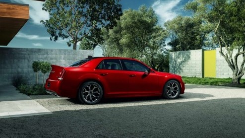 Facelift Chrysler 300 voor 2015 met nieuwe grille en achttrapsautomaat.