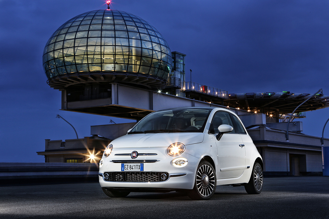 Nieuwe Fiat 500 onthuld. De 500 facelift is subtiel en geeft de populaire Italiaanse stadsauto nog meer stijl. Vanaf september is hij in Nederland.