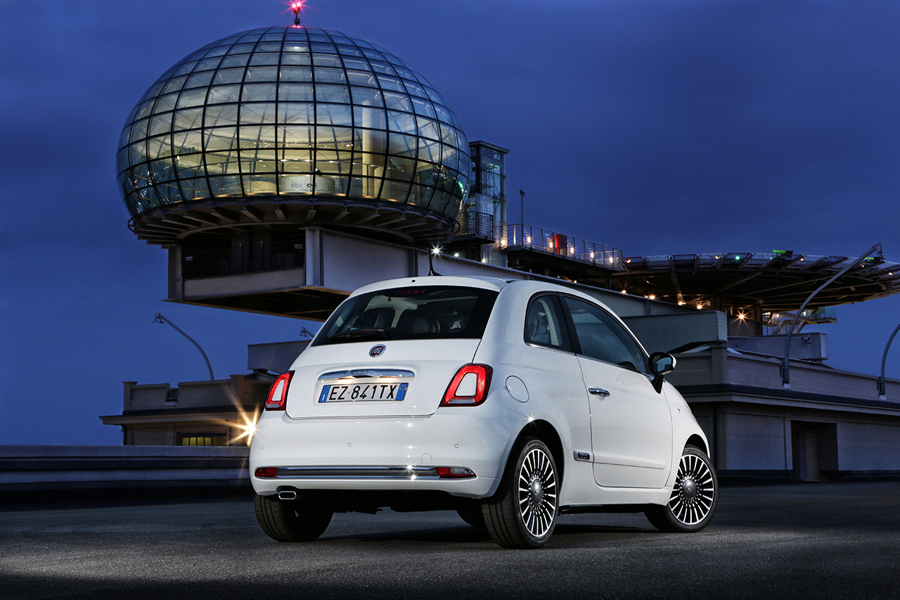 Nieuwe Fiat 500 onthuld. De 500 facelift is subtiel en geeft de populaire Italiaanse stadsauto nog meer stijl. Vanaf september is hij in Nederland.