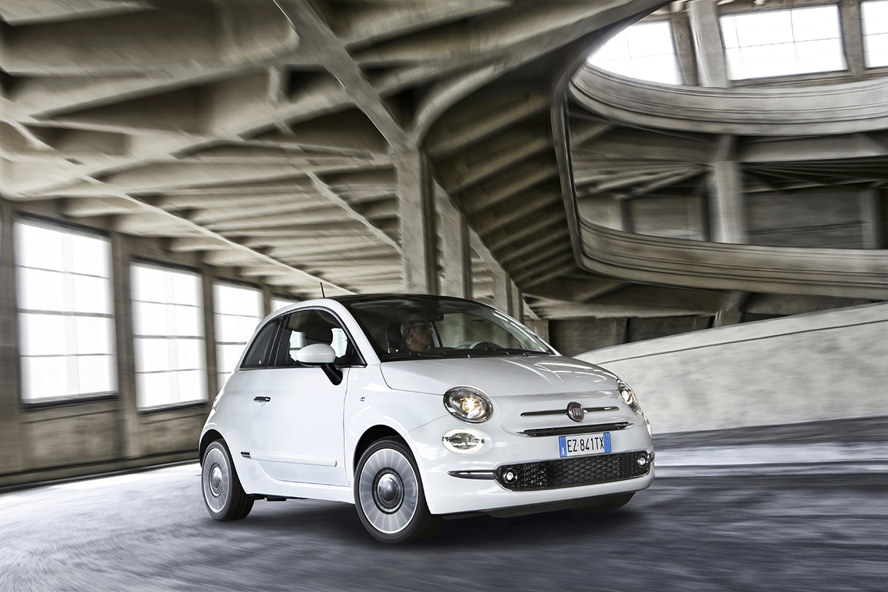 Nieuwe Fiat 500 onthuld. De 500 facelift is subtiel en geeft de populaire Italiaanse stadsauto nog meer stijl. Vanaf september is hij in Nederland.