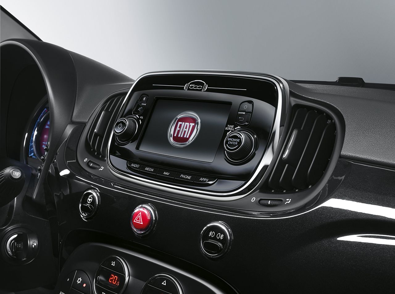 Nieuwe Fiat 500 onthuld. De 500 facelift is subtiel en geeft de populaire Italiaanse stadsauto nog meer stijl. Vanaf september is hij in Nederland.