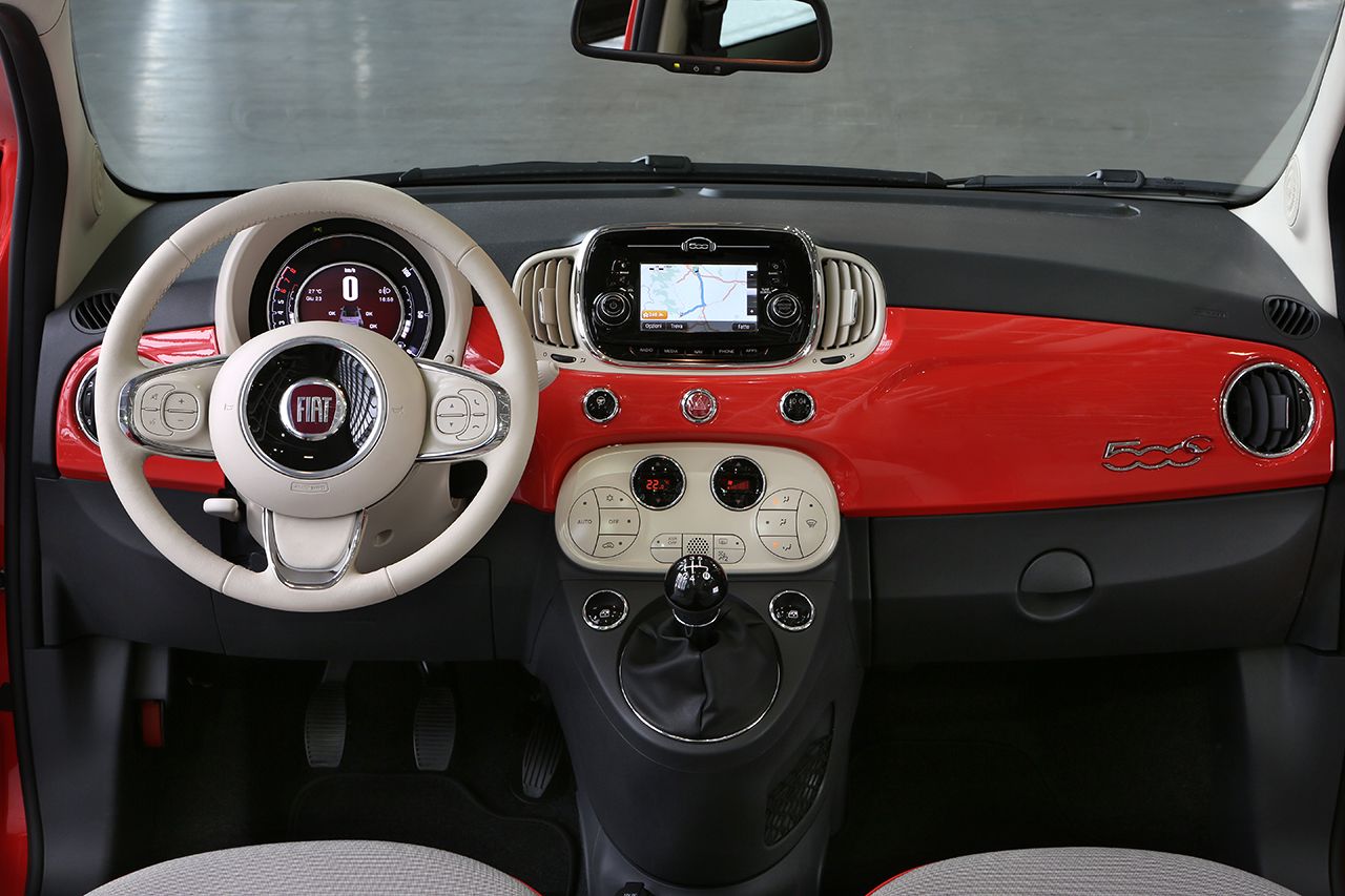 Nieuwe Fiat 500 onthuld. De 500 facelift is subtiel en geeft de populaire Italiaanse stadsauto nog meer stijl. Vanaf september is hij in Nederland.