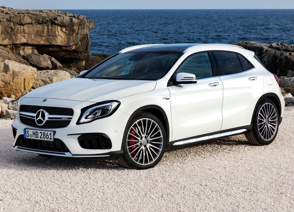 De Mercedes-Benz GLA heeft een facelift gekregen. Naast een subtiel bijgewerkt uiterlijk is er ook een nieuwe motor leverbaar. De verkoop start vandaag.