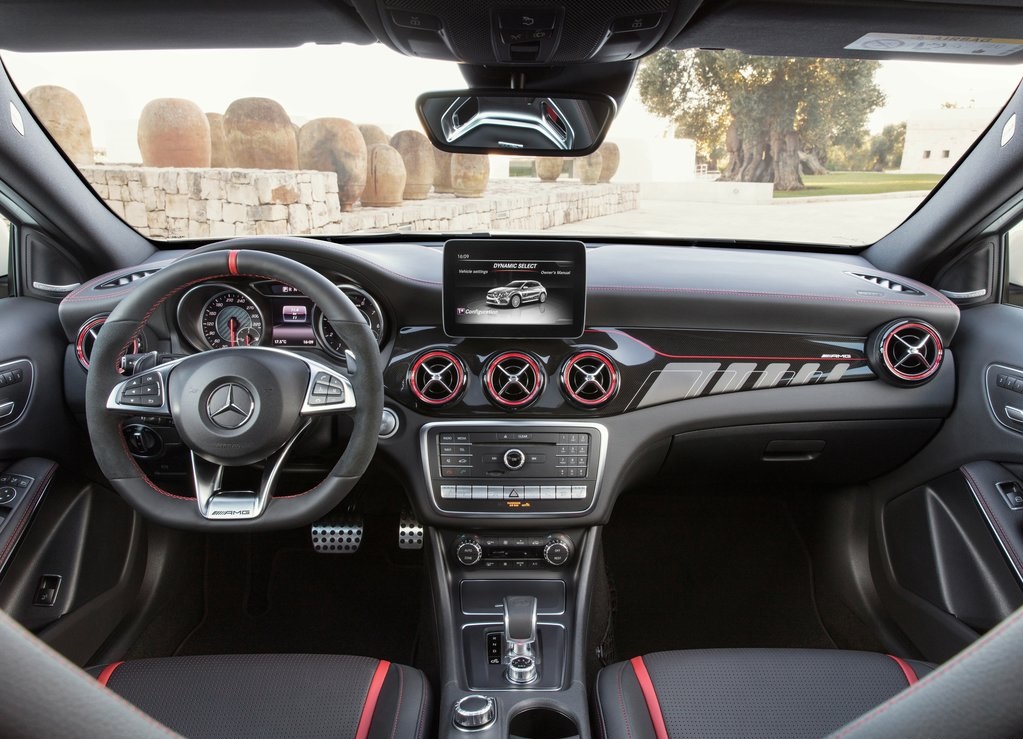 De Mercedes-Benz GLA heeft een facelift gekregen. Naast een subtiel bijgewerkt uiterlijk is er ook een nieuwe motor leverbaar. De verkoop start vandaag.
