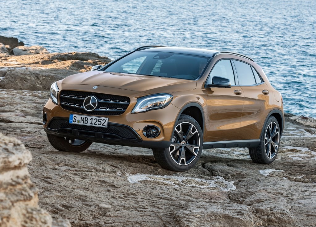 De Mercedes-Benz GLA heeft een facelift gekregen. Naast een subtiel bijgewerkt uiterlijk is er ook een nieuwe motor leverbaar. De verkoop start vandaag.