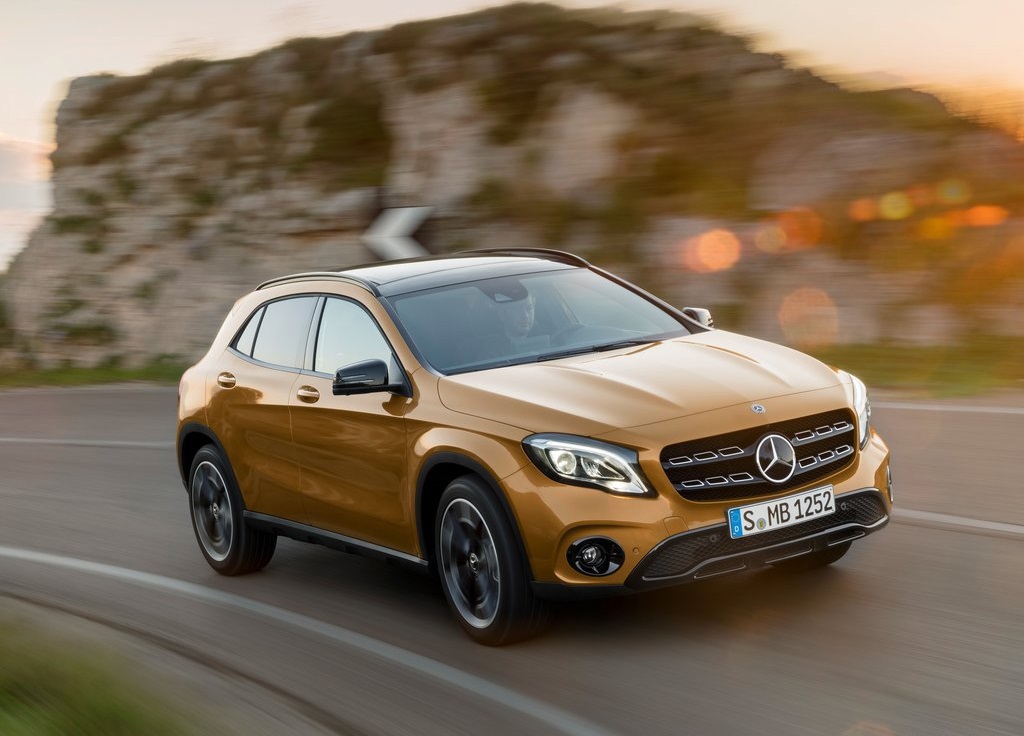 De Mercedes-Benz GLA heeft een facelift gekregen. Naast een subtiel bijgewerkt uiterlijk is er ook een nieuwe motor leverbaar. De verkoop start vandaag.