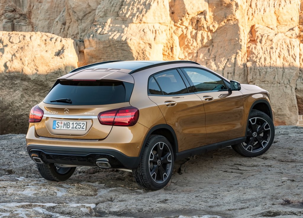 De Mercedes-Benz GLA heeft een facelift gekregen. Naast een subtiel bijgewerkt uiterlijk is er ook een nieuwe motor leverbaar. De verkoop start vandaag.