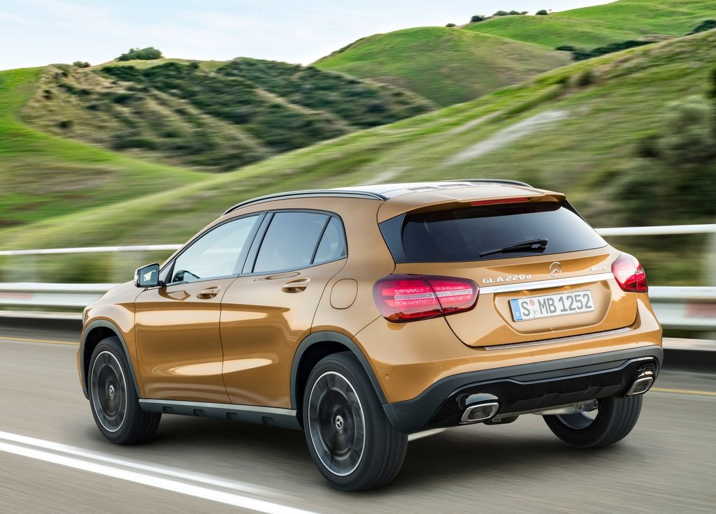 De Mercedes-Benz GLA heeft een facelift gekregen. Naast een subtiel bijgewerkt uiterlijk is er ook een nieuwe motor leverbaar. De verkoop start vandaag.