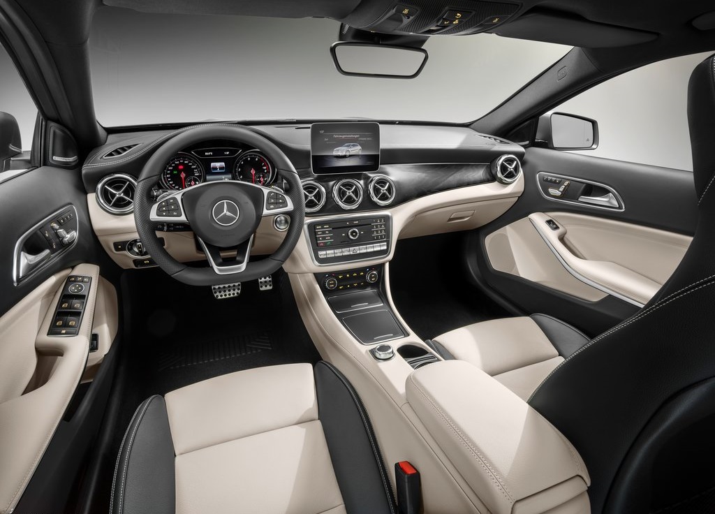 De Mercedes-Benz GLA heeft een facelift gekregen. Naast een subtiel bijgewerkt uiterlijk is er ook een nieuwe motor leverbaar. De verkoop start vandaag.