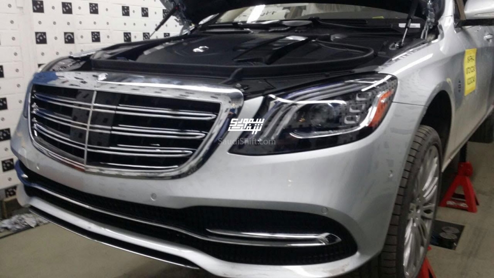 De gefacelifte Mercedes-Benz S-Klasse is vroegtijdig op het internet beland. De beelden tonen niet alleen de binnen- en buitenkant, maar ook een volledig nieuwe uitvoering