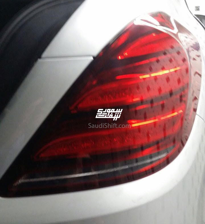 De gefacelifte Mercedes-Benz S-Klasse is vroegtijdig op het internet beland. De beelden tonen niet alleen de binnen- en buitenkant, maar ook een volledig nieuwe uitvoering