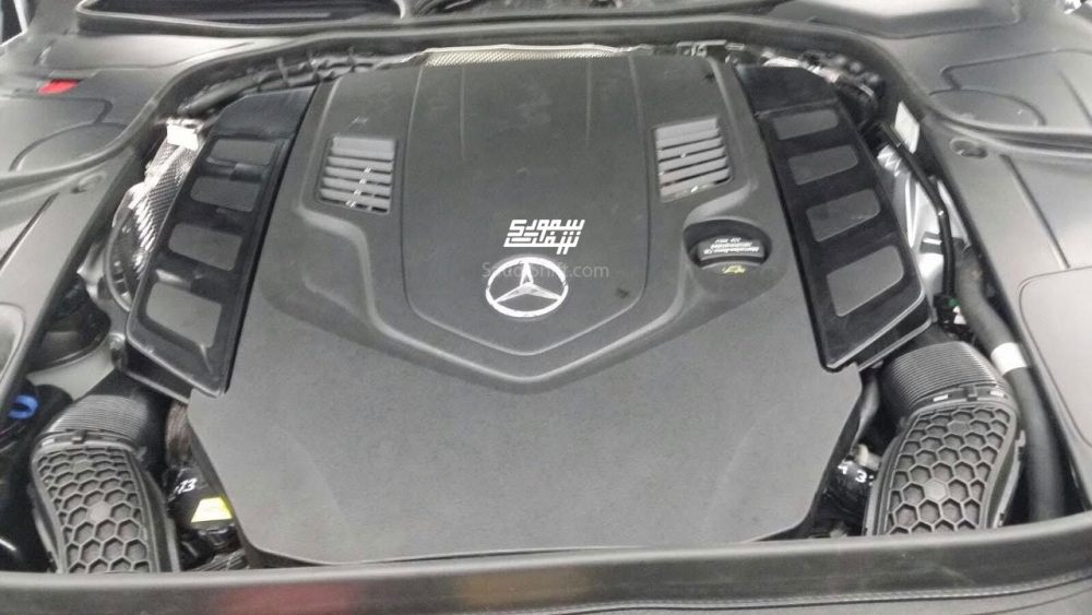 De gefacelifte Mercedes-Benz S-Klasse is vroegtijdig op het internet beland. De beelden tonen niet alleen de binnen- en buitenkant, maar ook een volledig nieuwe uitvoering