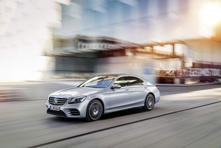 Mercedes-Benz heeft de vernieuwde S-Klasse nu volledig onthuld. Er zijn nieuwe motoren, een plug-in hybridevariant, meer rijtechnologie en meerdere kleinere wijzigingen.