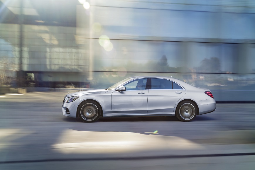 Mercedes-Benz heeft de vernieuwde S-Klasse nu volledig onthuld. Er zijn nieuwe motoren, een plug-in hybridevariant, meer rijtechnologie en meerdere kleinere wijzigingen.