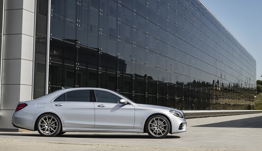 Mercedes-Benz heeft de vernieuwde S-Klasse nu volledig onthuld. Er zijn nieuwe motoren, een plug-in hybridevariant, meer rijtechnologie en meerdere kleinere wijzigingen.