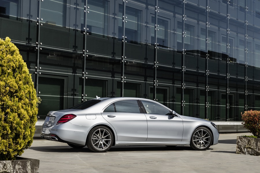 Mercedes-Benz heeft de vernieuwde S-Klasse nu volledig onthuld. Er zijn nieuwe motoren, een plug-in hybridevariant, meer rijtechnologie en meerdere kleinere wijzigingen.
