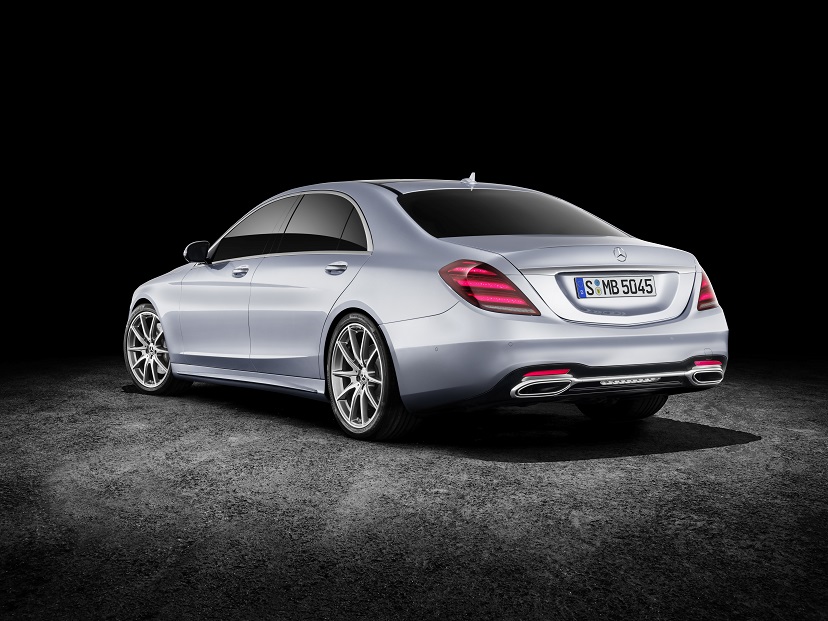 Mercedes-Benz heeft de vernieuwde S-Klasse nu volledig onthuld. Er zijn nieuwe motoren, een plug-in hybridevariant, meer rijtechnologie en meerdere kleinere wijzigingen.