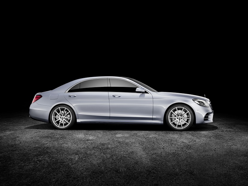 Mercedes-Benz heeft de vernieuwde S-Klasse nu volledig onthuld. Er zijn nieuwe motoren, een plug-in hybridevariant, meer rijtechnologie en meerdere kleinere wijzigingen.