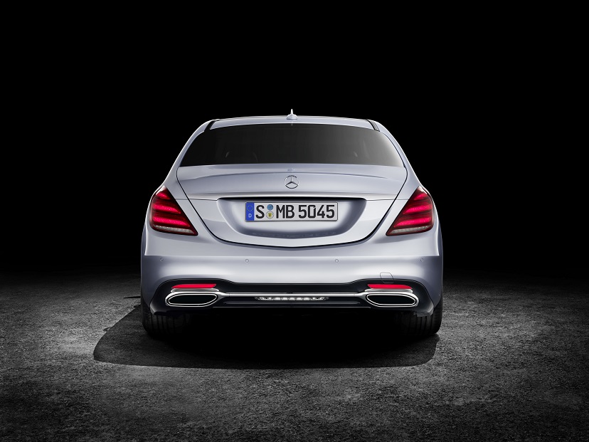 Mercedes-Benz heeft de vernieuwde S-Klasse nu volledig onthuld. Er zijn nieuwe motoren, een plug-in hybridevariant, meer rijtechnologie en meerdere kleinere wijzigingen.