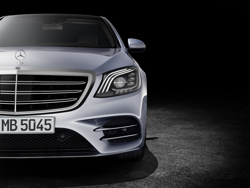 Mercedes-Benz heeft de vernieuwde S-Klasse nu volledig onthuld. Er zijn nieuwe motoren, een plug-in hybridevariant, meer rijtechnologie en meerdere kleinere wijzigingen.